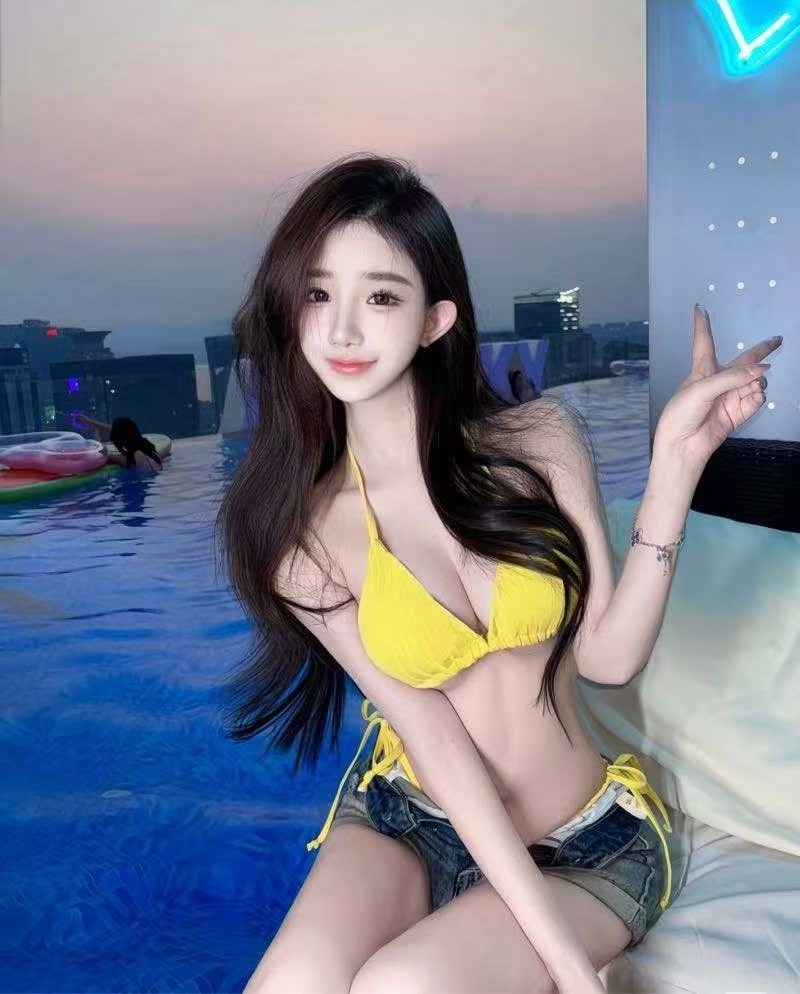 华为FreeClip 2耳夹耳机亮相巴黎时装周：模特美艳动人